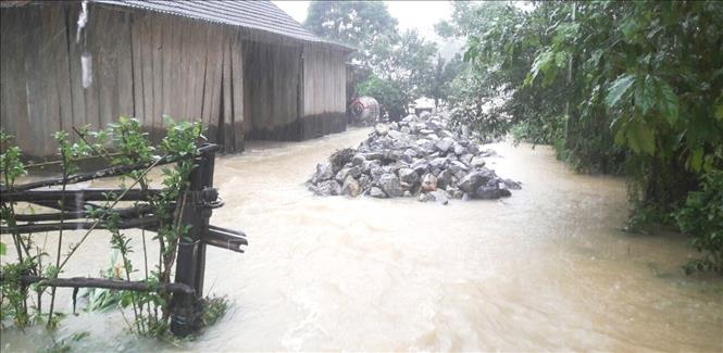 Mưa to khiến nước dâng tràn vào nhà dân tại địa bàn huyện Minh Hóa, Quảng Bình. Ảnh: TTXVN phát
