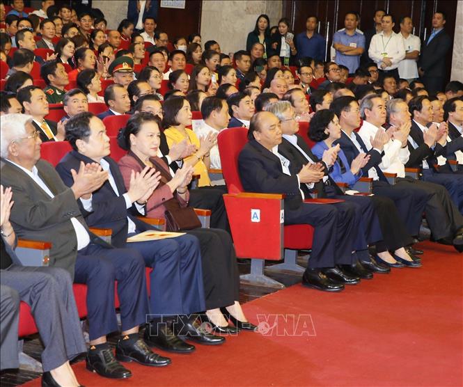 Photo: PM Nguyen Xuan Phuc (4th L, 1st row) and NA Chairwoman Nguyen Thi Kim Ngan (3rd L, 1st row) among other delegates at the programme. VNA Photo: Doãn Tấn 