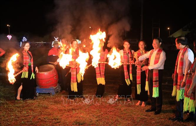 Trong ảnh: Chủ tịch UBND tỉnh Yên Bái Đỗ Đức Duy cùng các đại biểu châm ngọn lửa bắt đầu màn Đại xòe đêm hội. Ảnh: Thành Đạt - TTXVN