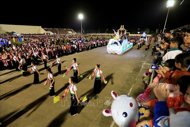 Trong ảnh: Màn diễu diễn các giá trị văn hóa đặc sắc đại diện cho các dân tộc tỉnh Yên Bái. Ảnh: Thành Đạt - TTXVN
