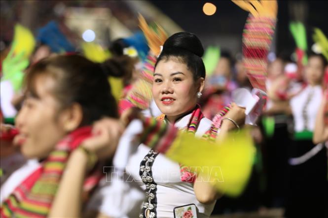 Trong ảnh: Màn trình diễn nghệ thuật Xòe Thái với sự tham gia của 2020 nghệ nhân và diễn viên quần chúng. Ảnh: Thành Đạt - TTXVN
