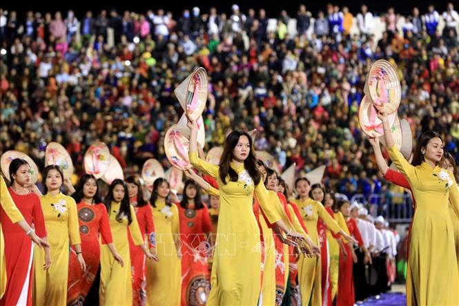 Trong ảnh: Màn diễu diễn các giá trị văn hóa đặc sắc đại diện cho các dân tộc tỉnh Yên Bái. Ảnh: Thành Đạt - TTXVN
