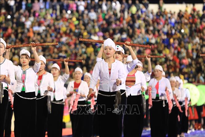 Trong ảnh: Màn diễu diễn các giá trị văn hóa đặc sắc đại diện cho các dân tộc tỉnh Yên Bái. Ảnh: Thành Đạt - TTXVN