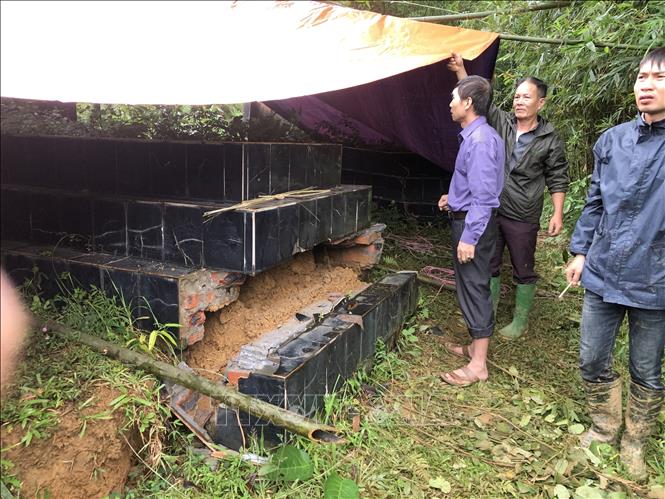 Trong ảnh: Nhiều ngôi mộ của các hộ gia đình ở tổ 7, phường Thái Bình và khu vực lân cận bị rạn nứt, sụt lún, vùi lấp, khiến người dân hết sức lo lắng, bức xúc. Ảnh: Vũ Hà - TTXVN