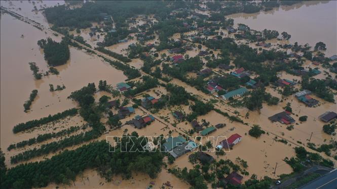 Trong ảnh: Lũ lớn trên sông Hiếu gây ngập diện rộng tại khu vực xã Thanh An, huyện Cam Lộ và phường Đông Giang, thành phố Đông Hà, tỉnh Quảng Trị. Ảnh: Hồ Cầu – TTXVN