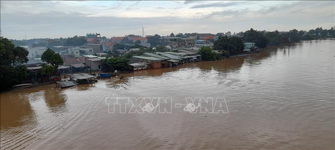 Trong ảnh: Nhiều nhà dân vùng trũng thấp thuộc phường Bửu Hoà, TP. Biên Hoà bị ngập sâu gần 1m. Ảnh: Sỹ Tuyên – TTXVN