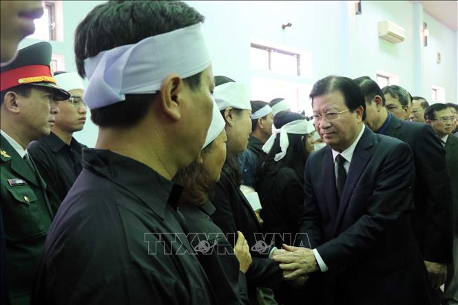 Trong ảnh: Phó Thủ tướng Trịnh Đình Dũng chia buồn tới gia đình, thân nhân các cán bộ, chiến sĩ đã hy sinh. Ảnh: Đỗ Trưởng-TTXVN