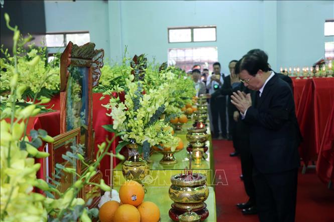 Trong ảnh: Phó Thủ tướng Trịnh Đình Dũng dâng hương tưởng nhớ các cán bộ, chiến sĩ đã hy sinh. Ảnh: Đỗ Trưởng-TTXVN