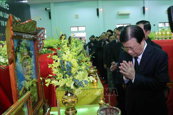 Trong ảnh: Phó Thủ tướng Trịnh Đình Dũng trước di ảnh các cán bộ, chiến sĩ đã hy sinh. Ảnh: Đỗ Trưởng-TTXVN