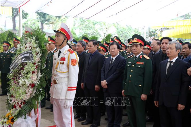 Trong ảnh: Phó Thủ tướng Trịnh Đình Dũng và thành viên đoàn công tác tới viếng các cán bộ, chiến sĩ đã hy sinh. Ảnh: Đỗ Trưởng-TTXVN
