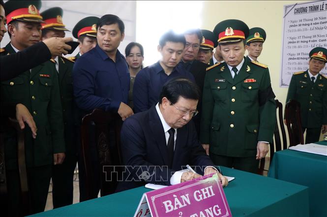 Trong ảnh: Phó Thủ tướng Trịnh Đình Dũng ghi sổ tang tại lễ viếng các cán bộ, chiến sĩ đã hy sinh. Ảnh: Đỗ Trưởng-TTXVN