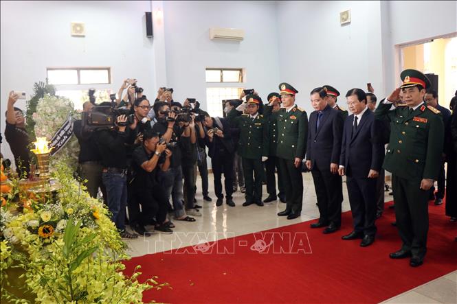 Trong ảnh: Phó Thủ tướng Trịnh Đình Dũng cùng thành viên đoàn công tác viếng các cán bộ, chiến sĩ đã hy sinh. Ảnh: Đỗ Trưởng-TTXVN