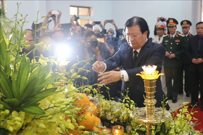 Trong ảnh: Phó Thủ tướng Trịnh Đình Dũng dâng hương tưởng nhớ 13 cán bộ, chiến sĩ đã hy sinh. Ảnh: Đỗ Trưởng-TTXVN