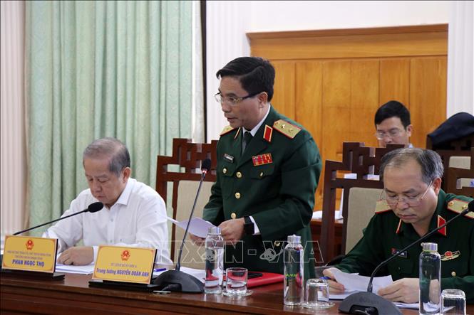 Trong ảnh: Trung tướng Nguyễn Doãn Anh, Tư lệnh Quân khu 4 phát biểu tại cuộc họp. Ảnh: Đỗ Trưởng-TTXVN