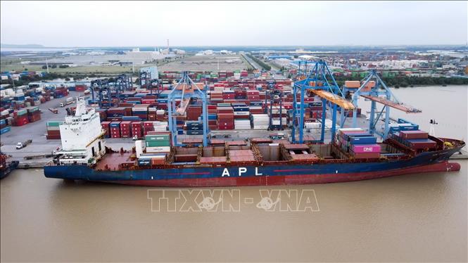 Trong ảnh: Tàu chở đoàn tàu cập cảng Hải Phòng lúc 1h30 phút sáng ngày 18/10, sau khi di chuyển từ cảng Dunkirk (Pháp) từ ngày 2/9. Ảnh: TTXVN  