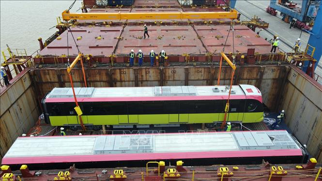 Trong ảnh: Đoàn tàu sẽ được lắp tại ga Depot Nhổn chuyển lên ga S1 trưng bày cho người dân tham quan. Ảnh: TTXVN