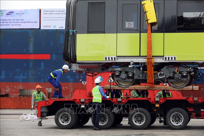 Trong ảnh: Đưa tàu lên xe siêu trường siêu trọng để chuyển về khu Depot Nhổn (Hà Nội). Ảnh: TTXVN