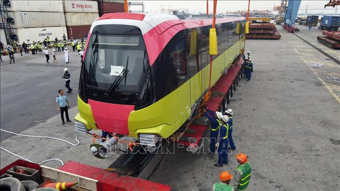 Trong ảnh: Cấu hình mỗi đoàn tàu gồm 4 toa (2 toa động cơ có cabin cho lái tàu, 1 toa động cơ và 1 toa kéo). Ảnh: TTXVN