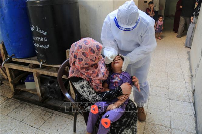 Trong ảnh: Nhân viên y tế lấy mẫu dịch xét nghiệm COVID-19 cho trẻ em tại trại tị nạn Jabalia ở Dải Gaza, ngày 24/9/2020. Ảnh: THX/ TTXVN