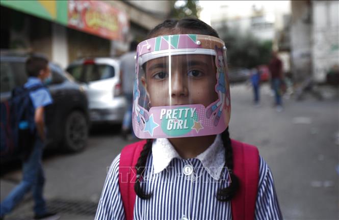 Trong ảnh: Trẻ em đeo mặt nạ bảo hộ phòng lây nhiễm COVID-19 tại trại tị nạn Al-Amari ở thành phố Ramallah, Bờ Tây, ngày 6/9/2020. Ảnh: THX/ TTXVN