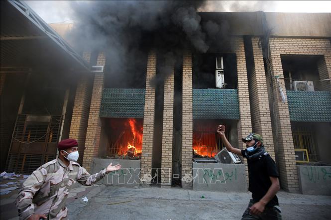 Trong ảnh: Trụ sở chính của đảng Dân chủ người Kurd (KDP) tại thủ đô Baghdad, Iraq, bị người biểu tình tấn công và đốt phá ngày 17/10/2020. Ảnh: AFP/ TTXVN