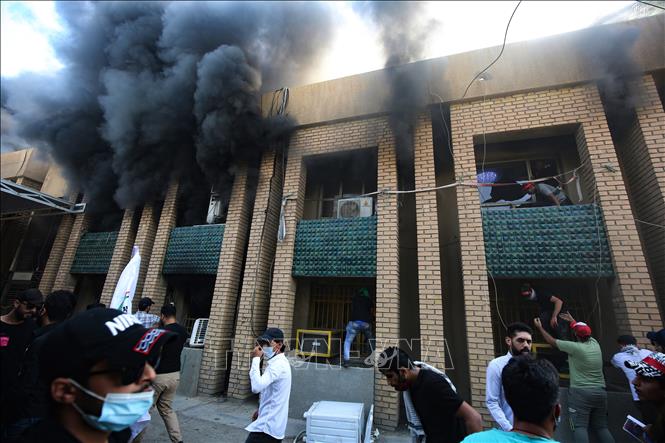 Trong ảnh: Trụ sở chính của đảng Dân chủ người Kurd (KDP) tại thủ đô Baghdad, Iraq, bị người biểu tình tấn công và đốt phá ngày 17/10/2020. Ảnh: AFP/ TTXVN