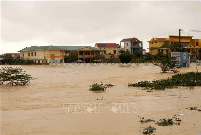 Trong ảnh: Hơn 10.000 hộ dân huyện Quảng Ninh (Quảng Bình) bị ngập sâu trong lũ. Ảnh: Văn Tý-TTXVN