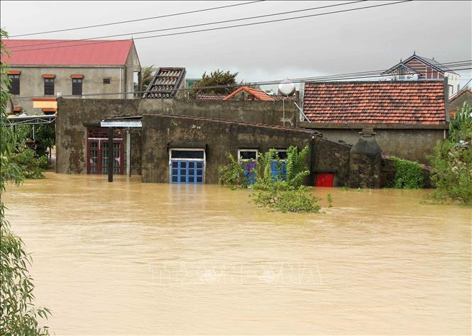 Trong ảnh: Hơn 10.000 hộ dân huyện Quảng Ninh (Quảng Bình) bị ngập sâu trong lũ. Ảnh: Văn Tý-TTXVN