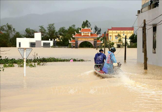 Trong ảnh: Hơn 10.000 hộ dân huyện Quảng Ninh (Quảng Bình) bị ngập sâu trong lũ, thuyền là phương tiện đi lại duy nhất. Ảnh: Văn Tý-TTXVN