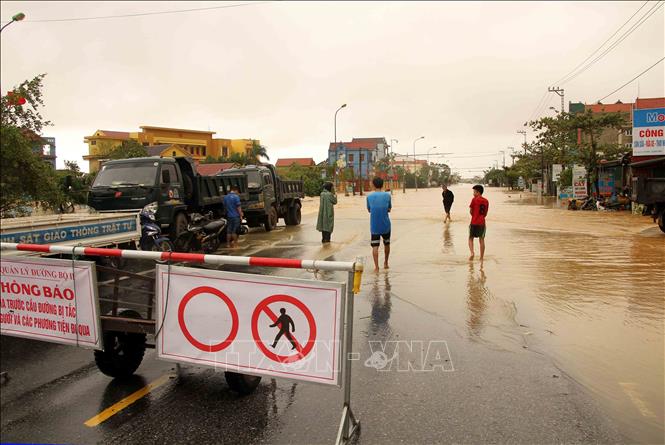 Trong ảnh: Tuyến Quốc lộ 1A (cũ) đoạn qua các huyện Lệ Thủy, Quảng Ninh nước dâng cao từ 0,5-1m khiến phương tiện giao thông không thể đi lại. Ảnh: Văn Tý-TTXVN