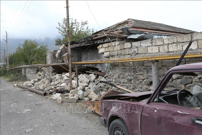 Trong ảnh: Nhà cửa bị phá hủy trong cuộc giao tranh giữa lực lượng Armenia và Azerbaijan tại khu vực tranh chấp Nagorny-Karabakh ngày 1/10/2020. Ảnh: AFP/ TTXVN