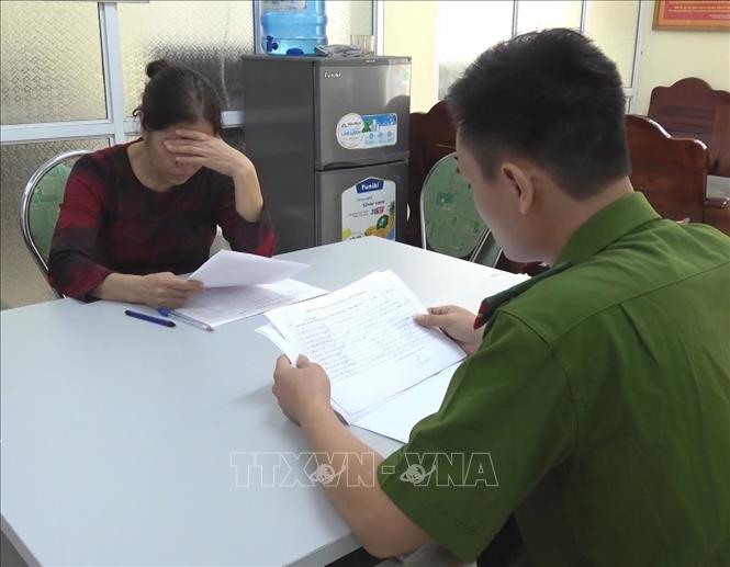 Trong ảnh: Đối tượng cho vay nặng lãi Vũ Thị H tại cơ quan điều tra Công an tỉnh Cao Bằng. Ảnh: TTXVN phát