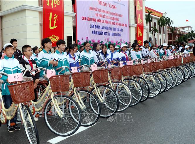 Trong ảnh: Trao học bổng bằng xe đạp cho con công nhân lao động vượt khó, học giỏi tỉnh Nam Định. Ảnh: Nguyễn Lành - TTXVN


