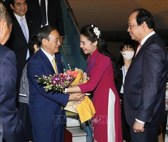 Photo: Japanese Prime Minister Suga Yoshihide and his wife are welcomed at Noi Bai International Airport by Minister and Chairman of the Government Office Mai Tien Dung. VNA Photo: Doãn Tấn