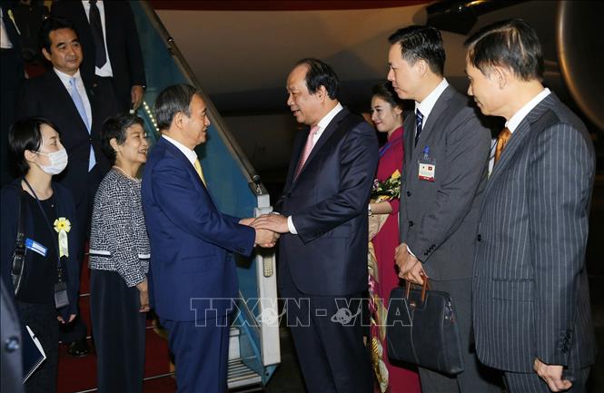 Photo: Japanese Prime Minister Suga Yoshihide and his wife are welcomed at Noi Bai International Airport by Minister and Chairman of the Government Office Mai Tien Dung. VNA Photo: Doãn Tấn