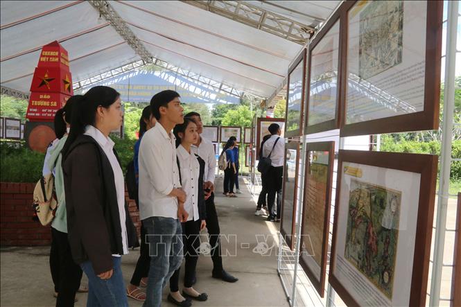 Sinh viên Trường Đại học Trà Vinh tại triển lãm. Ảnh: Thanh Hòa - TTXVN
