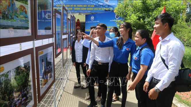 Sinh viên Trường Đại học Trà Vinh tại triển lãm. Ảnh: Thanh Hòa - TTXVN