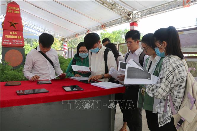 sinh viên Trường Đại học Trà Vinh tại triển lãm. Ảnh: Thanh Hòa - TTXVN