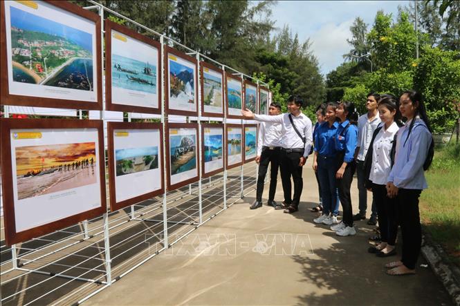 Sinh viên Trường Đại học Trà Vinh tại triển lãm. Ảnh: Thanh Hòa - TTXVN