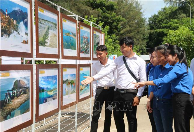 Sinh viên Trường Đại học Trà Vinh tại triển lãm. Ảnh: Thanh Hòa - TTXVN