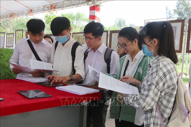 sinh viên Trường Đại học Trà Vinh tại triển lãm. Ảnh: Thanh Hòa - TTXVN