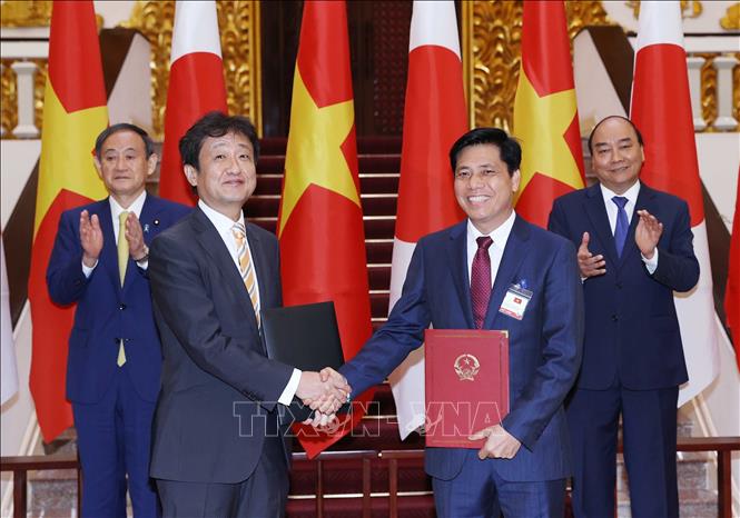 Photo: Signing a MoU between the Ministry of Transport and Communication of Vietnam and the Ministry of Land, Infrastructure, Transport and Tourism of Japan. VNA Photo: Thống Nhất