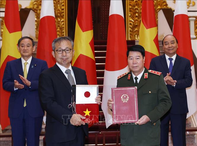 Photo: Signing a diplomatic note concerning the transfer of anti-terrorism equipment to Vietnam's Police. VNA Photo: Thống Nhất