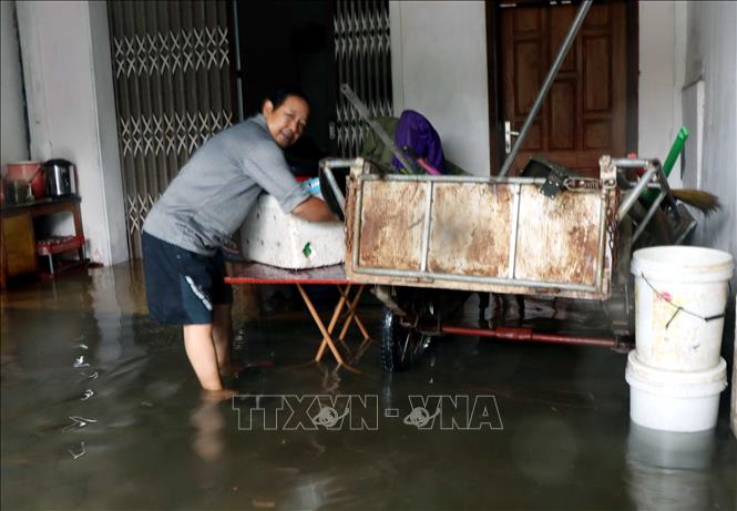 Trong ảnh: Hộ dân ở phường Trần Phú, thành phố Hà Tĩnh nước ngập vào nhà. Ảnh: Công Tường-TTXVN