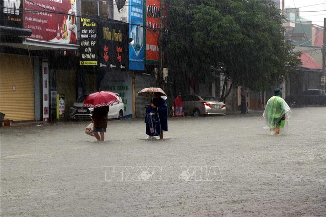 Trong ảnh: Nhiều người dân phường Trần Phú, di dời khi nước lũ lên cao. Ảnh: Công Tường-TTXVN