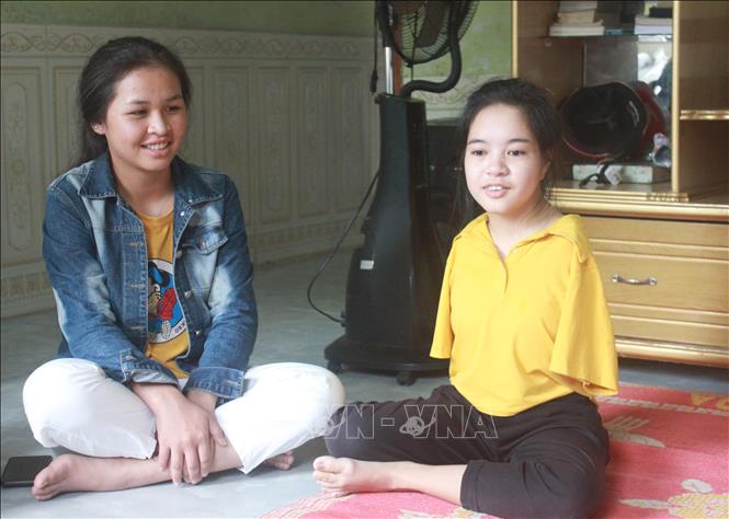 Trong ảnh: Y Julie trò chuyện cùng bạn học. Ảnh: Khoa Chương – TTXVN