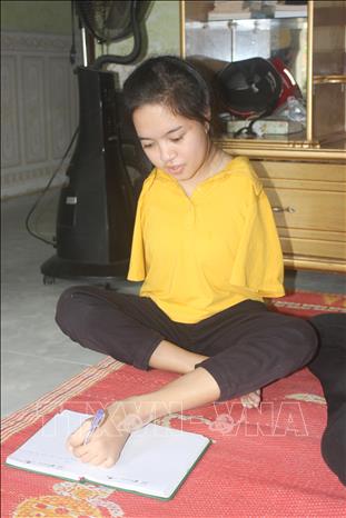 Trong ảnh: Cô sinh viên năm nhất Y Julie học bài. Ảnh: Khoa Chương – TTXVN