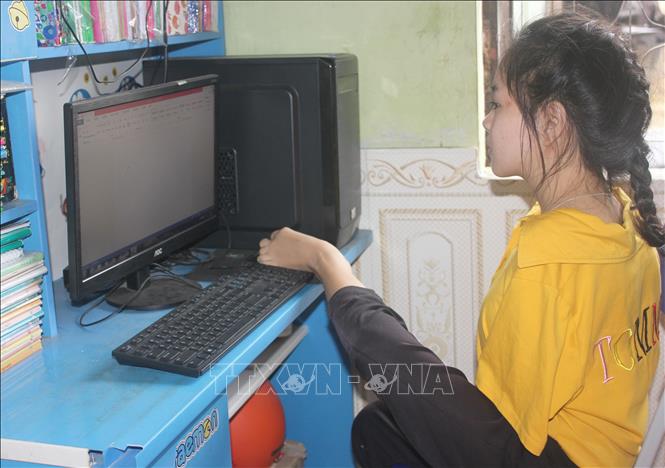 Trong ảnh: Y Julie sử dụng thành thạo máy tính bằng đôi chân. Ảnh: Khoa Chương – TTXVN
