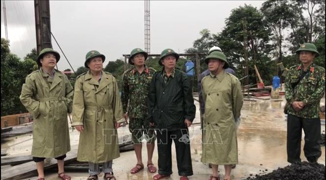 Trong ảnh: Lãnh đạo tỉnh Quảng Trị và Quân khu 4 trực tiếp chỉ đạo công tác cứu hộ tìm kiếm. Ảnh: TTXVN/phát

