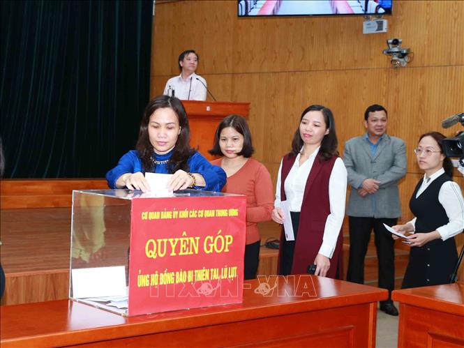 Trong ảnh: Cán bộ, viên chức, người lao động Đảng uỷ Khối các cơ quan Trung ương quyên góp ủng hộ đồng bào miền Trung khắc phục hậu quả lũ lụt. Ảnh: Phương Hoa - TTXVN